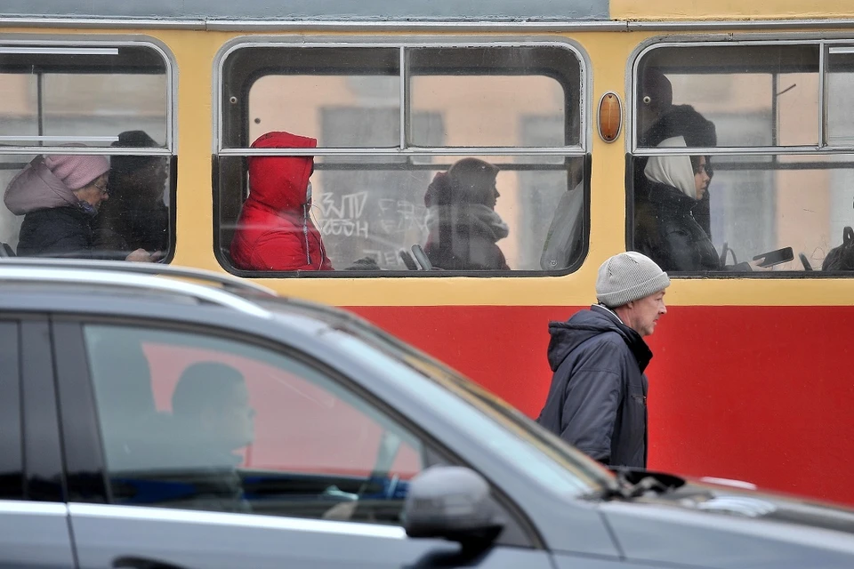 В Екатеринбурге на проспекте Космонавтов легковушка столкнулась с