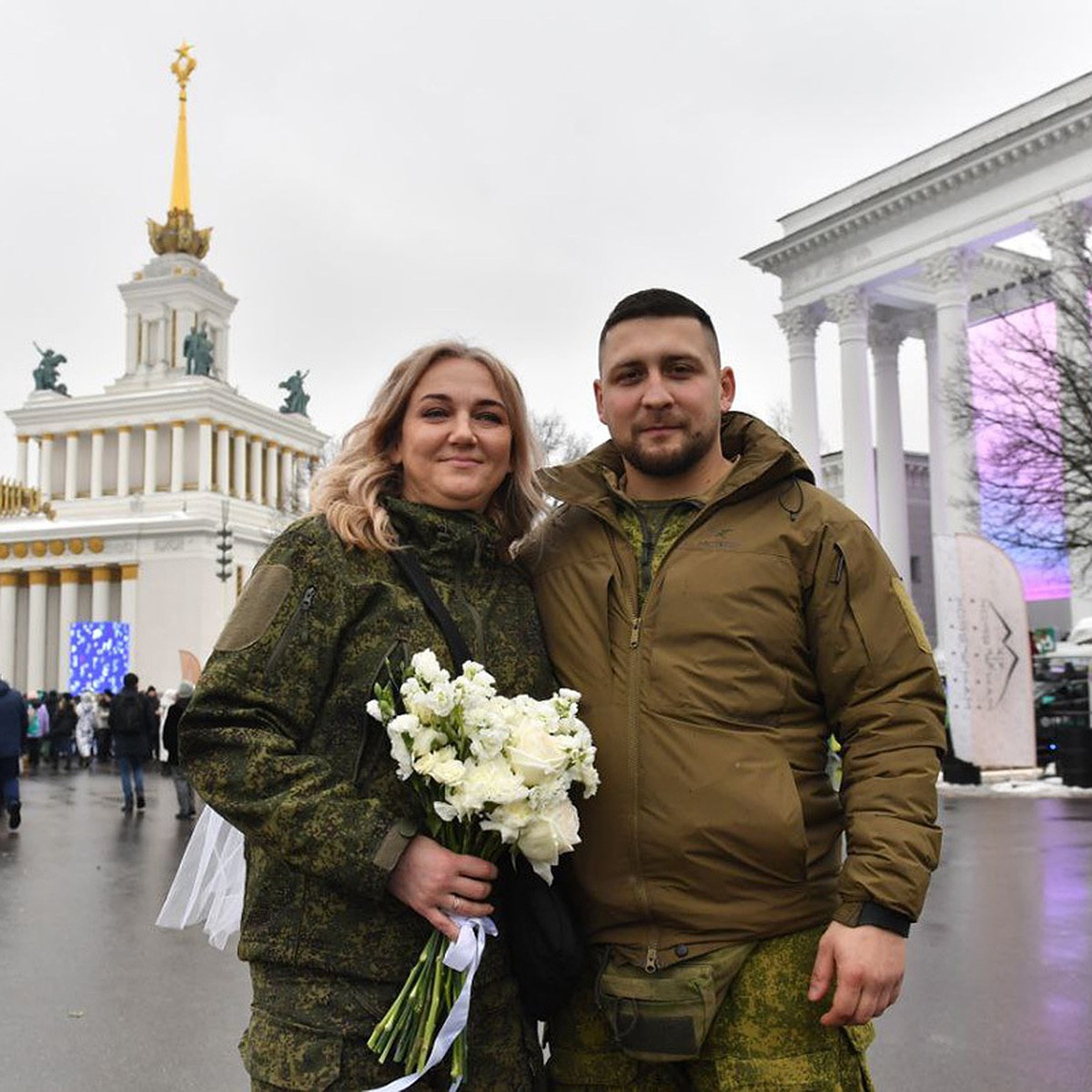 С фронта прямо под венец: добровольцы Евгений Пронин и Юлия Береза сыграли  свадьбу на выставке 