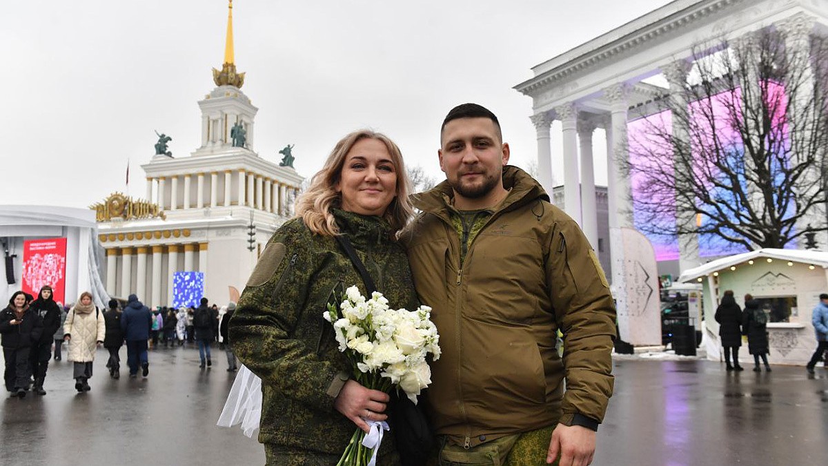 С фронта прямо под венец: добровольцы Евгений Пронин и Юлия Береза сыграли  свадьбу на выставке 