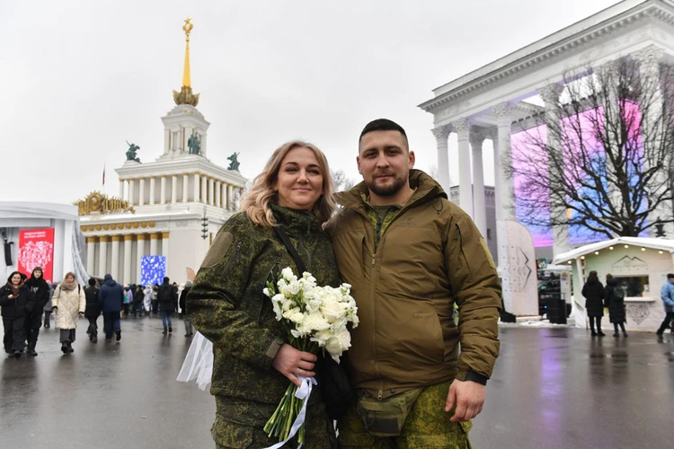 С фронта прямо под венец: добровольцы Евгений Пронин и Юлия Береза сыграли свадьбу на выставке "Россия"