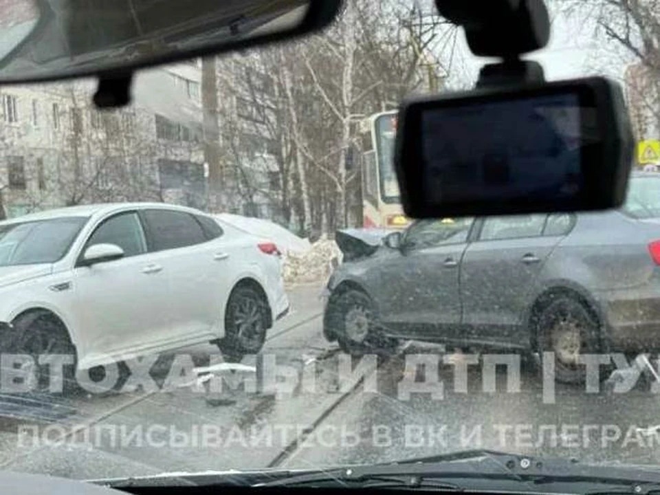 В Пролетарском округе Тулы произошло ДТП на трамвайных путях. Фото: ТГ-канал "Автохамы и ДТП. Тула"