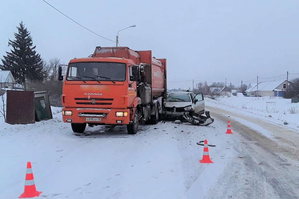 Под Липецком «Рено» протаранил стоящий КамАЗ: пострадали два человека