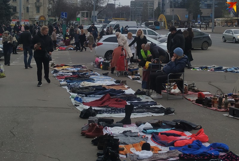 Ради выживания люди выносят из дома старье. Фото: "КП"