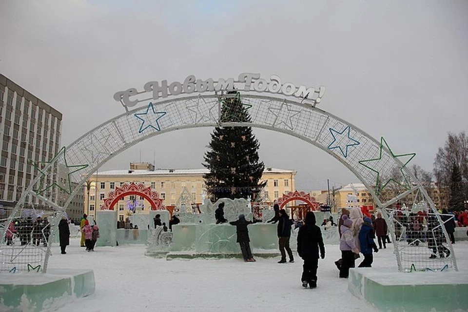 В Сыктывкаре на Стефановской площади начали разбирать ледовый городок. Фото: администрация Сыктывкара.