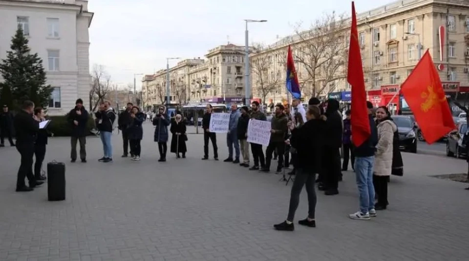 Перед зданием Генеральной прокуратуры проводят пикет активисты общественной организации «Гайдуки» (Фото: eNews).