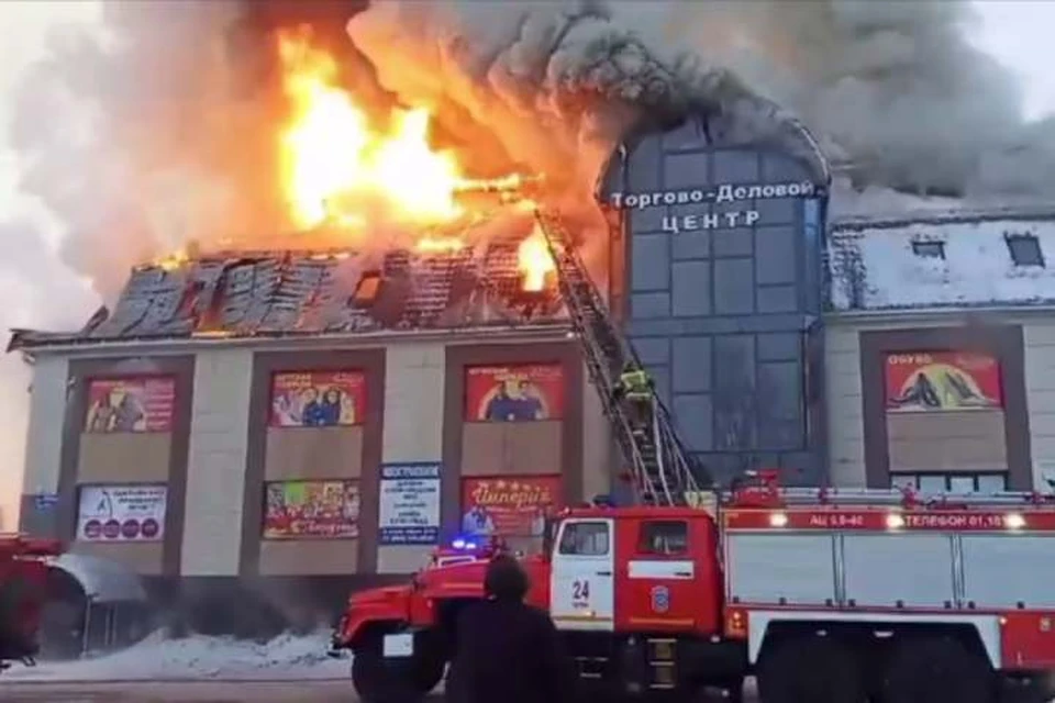 В МЧС поделились кадрами пожара в магазине в поселке Чунском Иркутской области