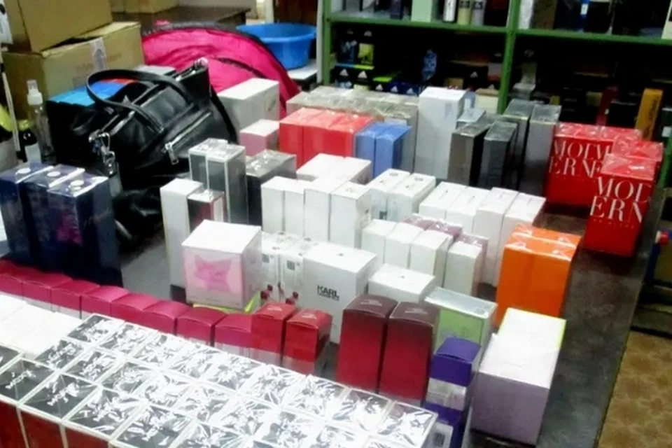 В Красноярске таможенники изъяли из магазина 122 флакона духов. Фото: Красноярская таможня