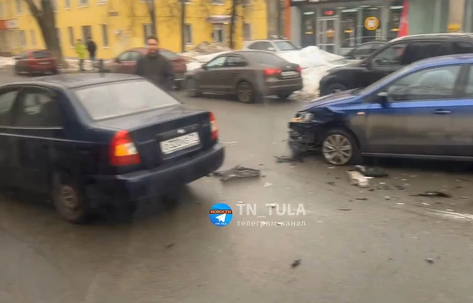 В Туле на улице 9 мая столкнулись две иномарки. Фото: ТГ-канал "Только новости".
