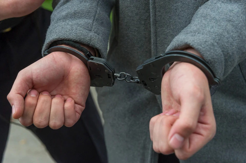 Сталкер из Петербурга отправил в больницу с ожогами школьника, защищавшего сестру.