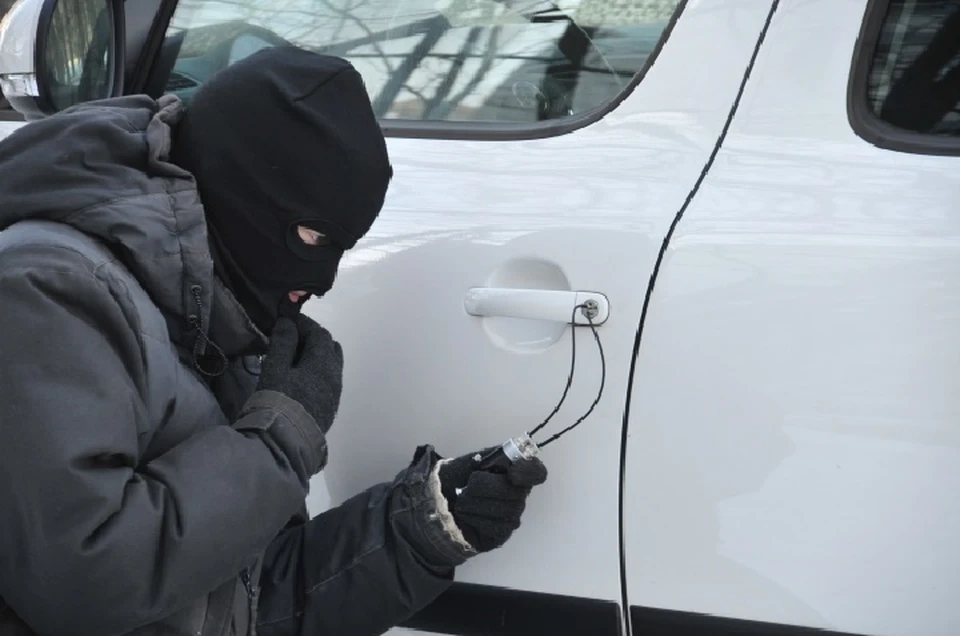 Воры обчищают салоны машин