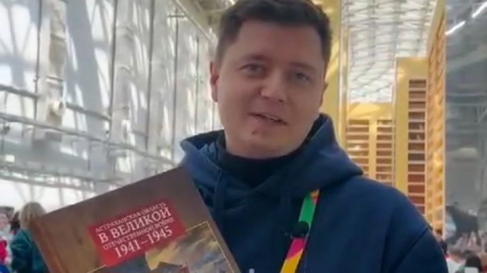 Виктор Нуртазин передал книги об Астраханской области в фонд университета «Сириус»