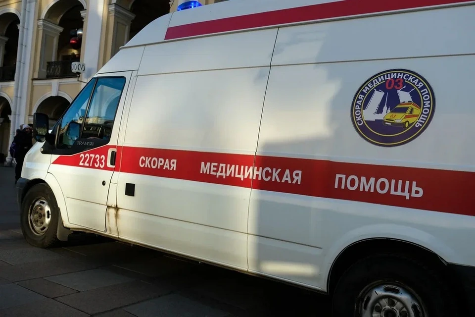 Девушку-подростка увезли в больницу из ТРК в Петербурге.