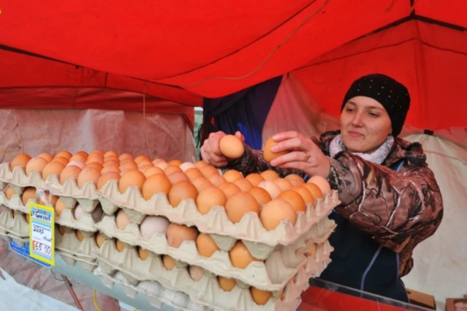 Осторожно, на снимок больно смотреть: здесь цена за десяток яиц - всего 65 рублей.