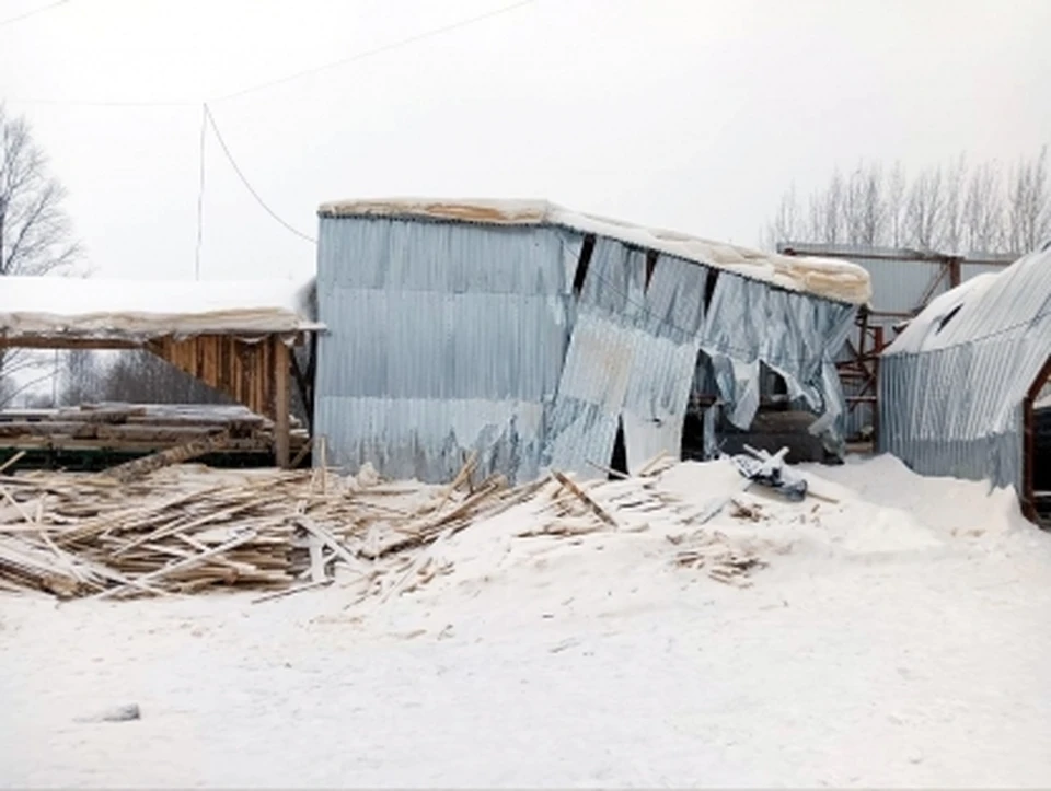 Ангар не выдержал снеговой нагрузки.