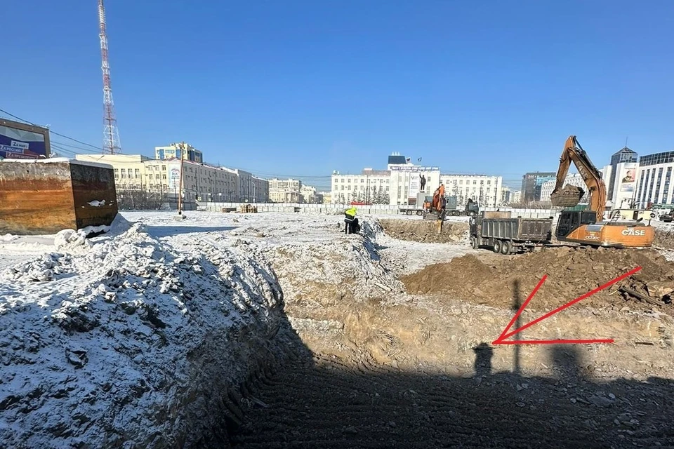 При земляных работах по обустройству сухого фонтана на площади Ленина обнаружились признаки старинного здания. Фото: Андрей ВЫСОКИХ
