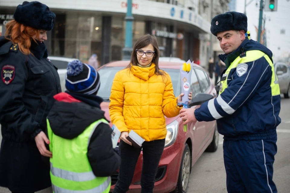 Девушкам вручали букеты тюльпанов.