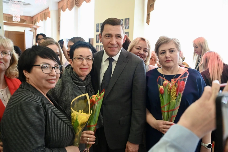 Евгений Куйвашев поздравил участниц форума и всех свердловчанок с наступающим праздником. Фото: департамент информационной политики