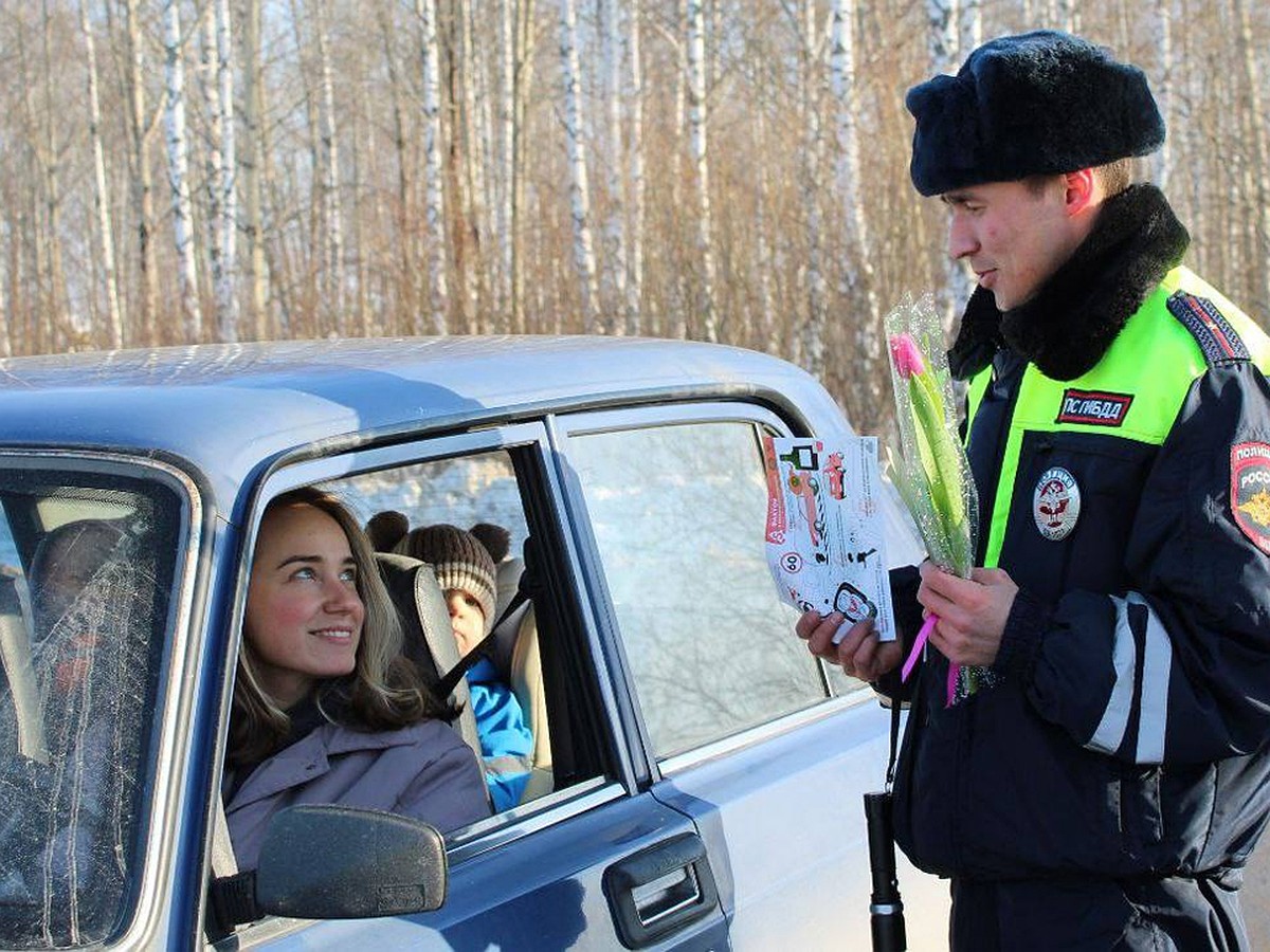 На дорогах Пермского края стали чаще останавливать женщин за рулем - KP.RU