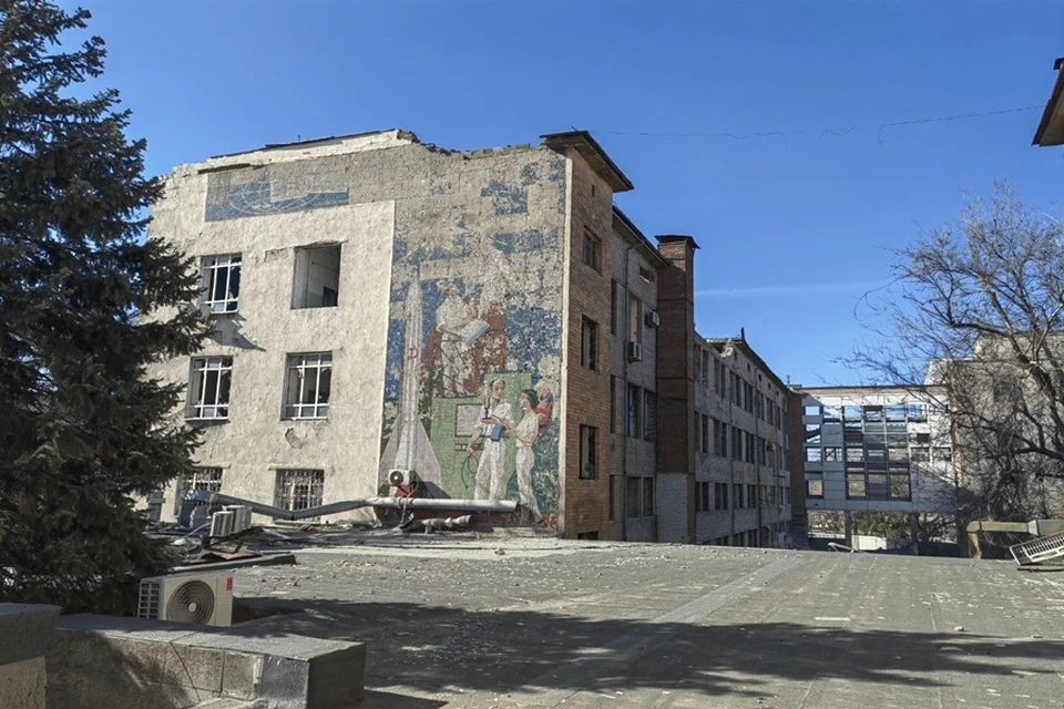 В Мариуполе отреставрируют мозаичное панно на местном Доме связи. Фото: ТГ/Побратимство Петербурга и Мариуполя