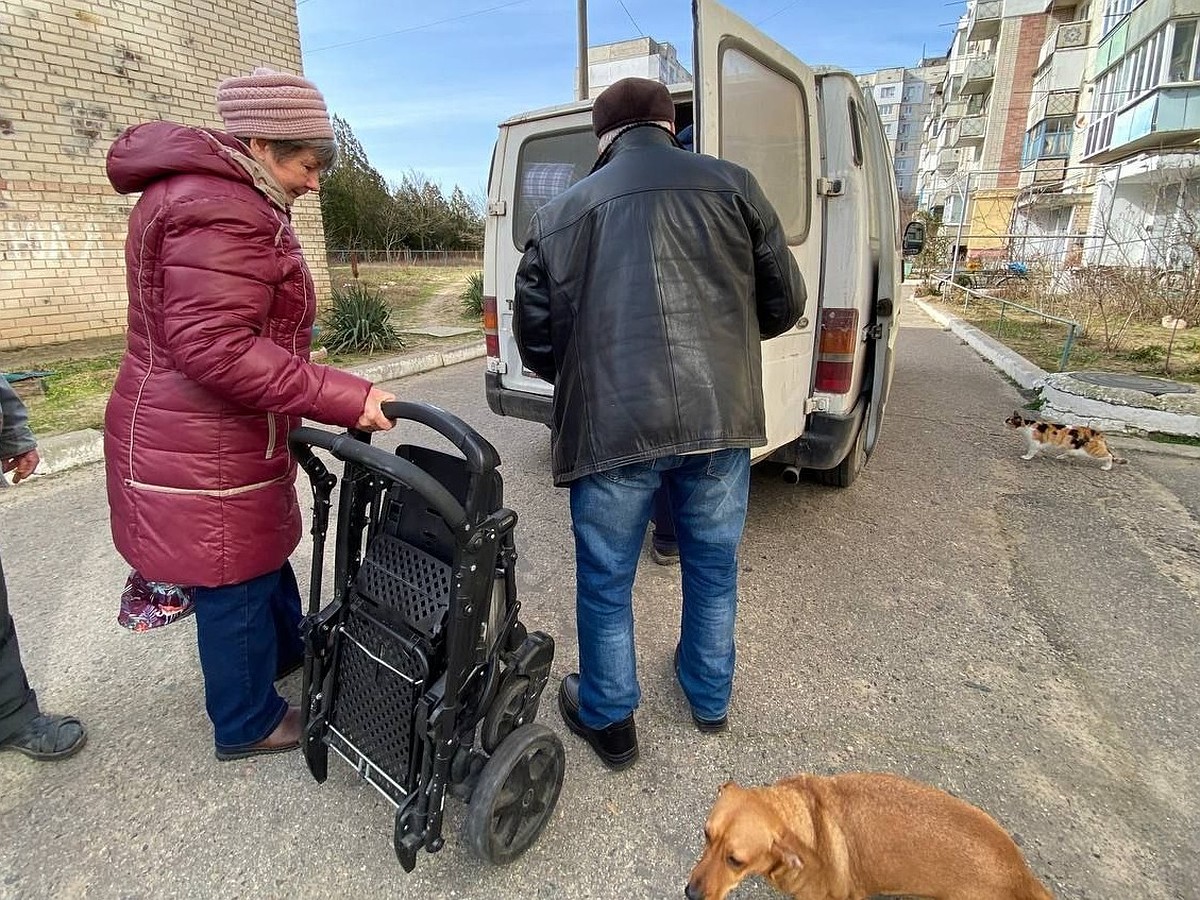 Я спиной чувствую их страх»: волонтеры под огнем эвакуировали 10 человек из Казачьих  Лагерей и Алешек - KP.RU