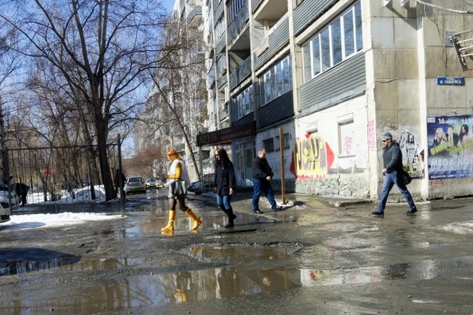Первоочередной задачей стала расчистка пешеходных дорожек