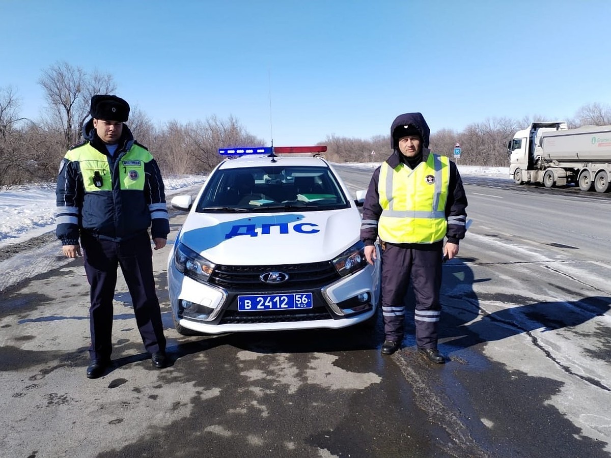 В Беляевском районе полицейские помогли водителю сломавшегося автомобиля -  KP.RU