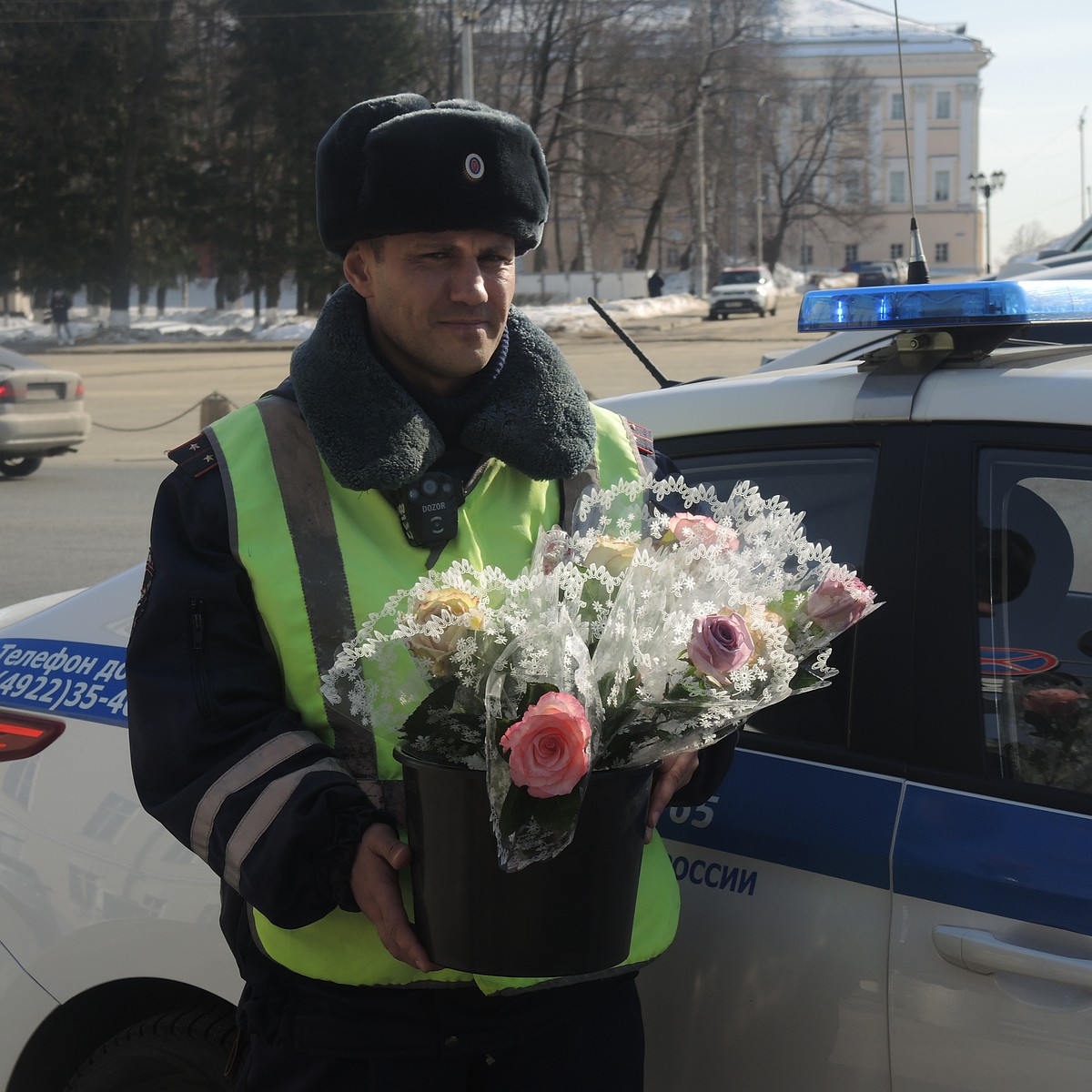 Во Владимире сотрудники ДПС дежурили в центре города с цветами - KP.RU