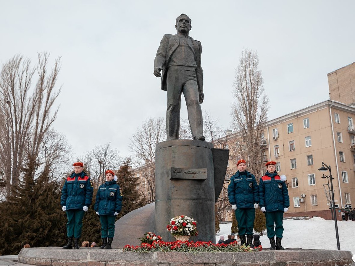 В День рождения Юрия Гагарина политеховцы возложили цветы к памятнику  «первопроходца космоса» - KP.RU