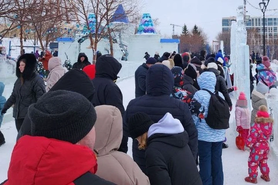 В ледовом городке частенько собирались очереди.
