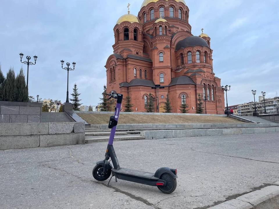 В Волгограде замечены прокатные электросамокаты.