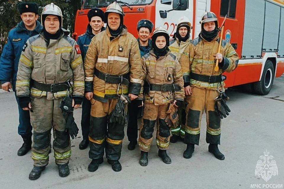 Во время пожара эвакуировали 60 человек, еще одну женщину спасли из огня. Фото: телеграм-канале управления МЧС России по Ростовской области