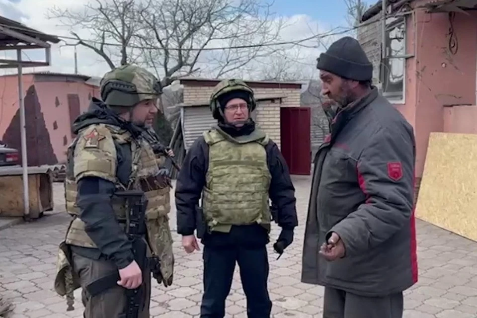 Сергей Кириенко и Денис Пушилин пообщались с жителями города, передали им гуманитарную помощь. Фото: Скриншот видео АГ ДНР
