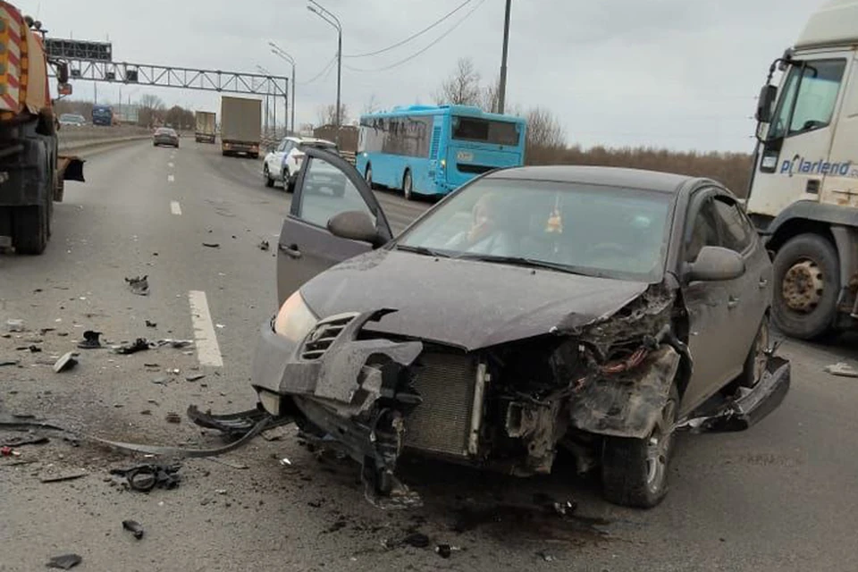 Иномарка, автобус и "Камаз" столкнулись на трассе М-10 в Тверской области Фото: УГИБДД России по Тверской области
