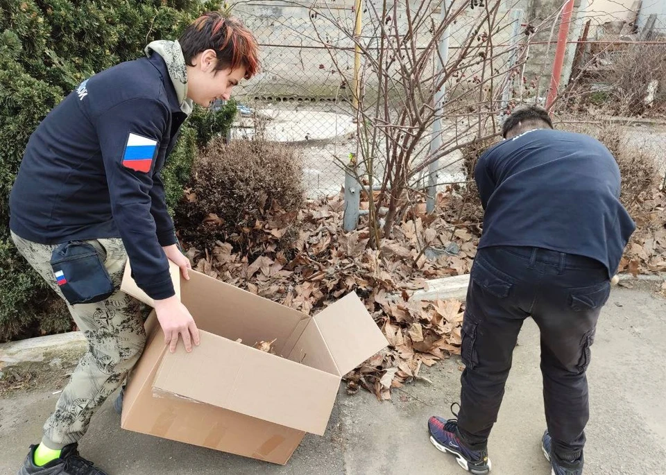 В Бердянске Запорожской области на территории молодежного центра провели субботник. ФОТО: Юг Молодой