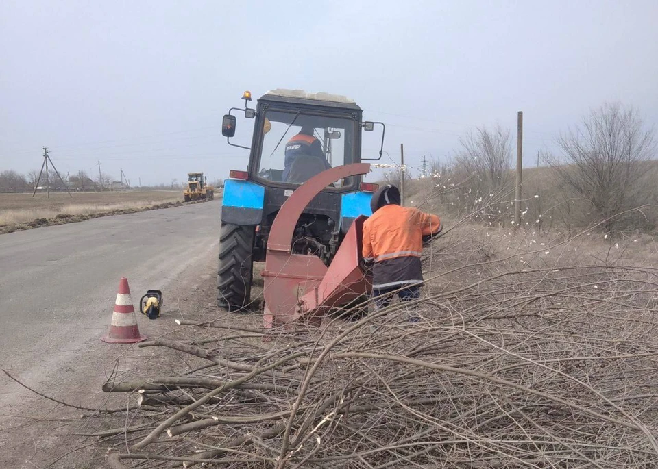 В Новотроицком округе на обочинах вдоль дороги обрезали ветки. ФОТО: министерство транспорта Херсонской области