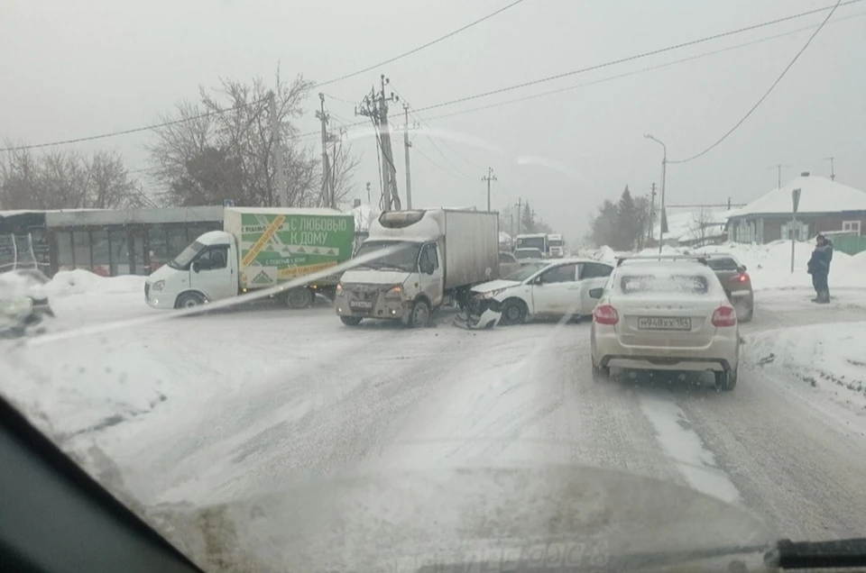 Из-за ДТП возле Родников образовалась пробка. Фото: Артем Канев