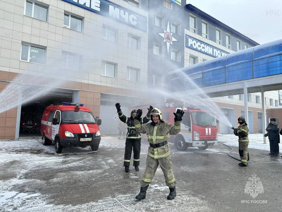 В ульяновском МЧС под звуки сирен проводили двух начальников на заслуженный отдых. Фото МЧС России по Ульяновской области