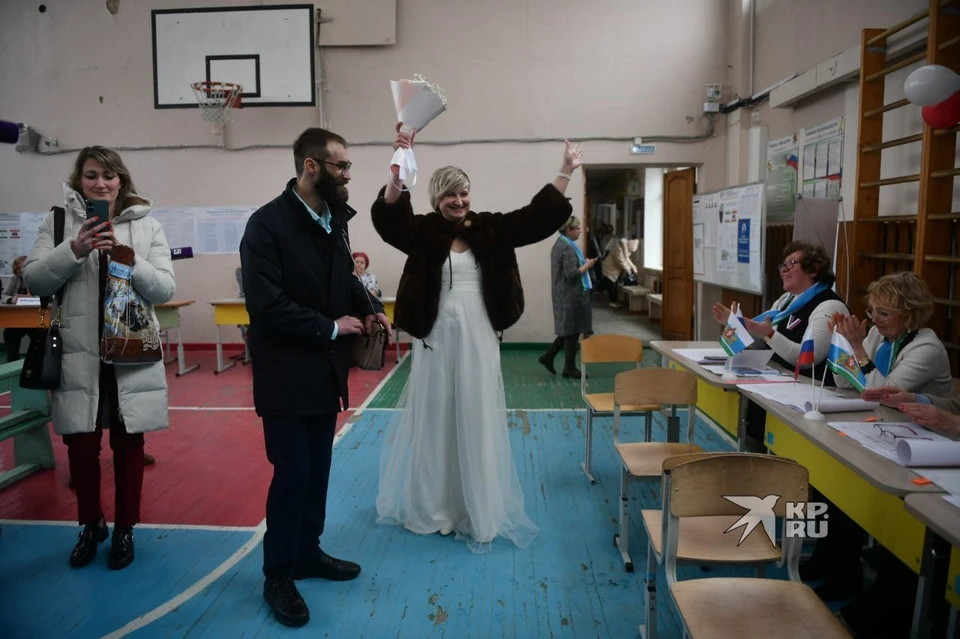 Жениха и невесту на избирательном участке встретили бурными аплодисментами