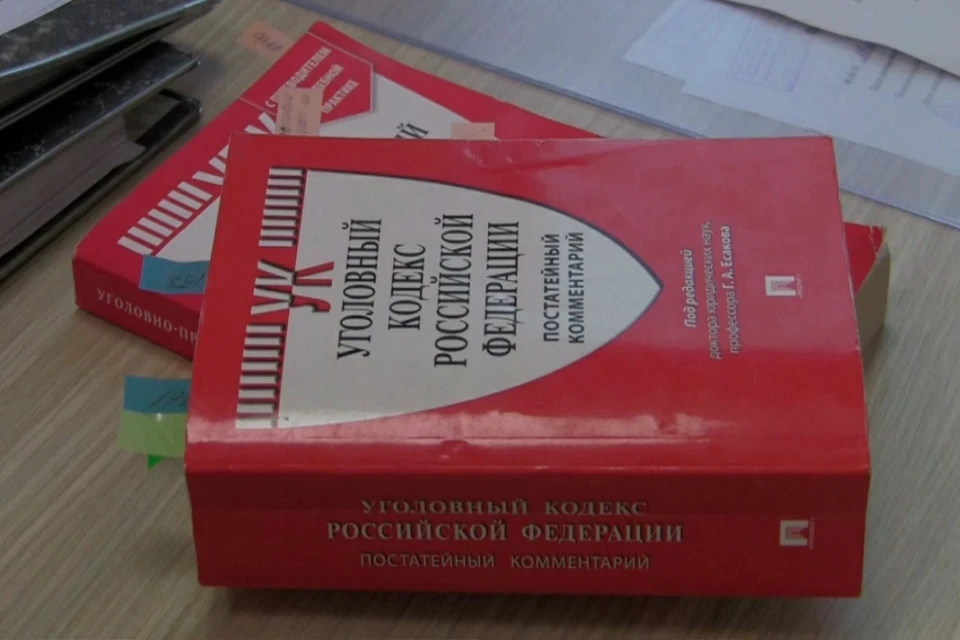 Женщина на избирательном участке попыталась испортить урну для бюллетеней