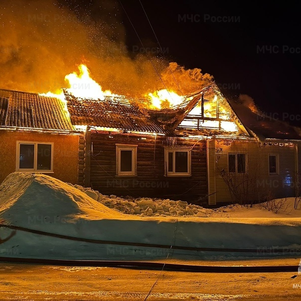 Ночной пожар уничтожил двухквартирный дом в Костромской области - KP.RU