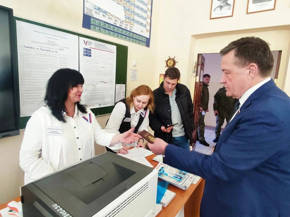 Сенатор Сергей Рябухин отдал свой голос на выборах 15 марта. Фото телеграм-канал Сергея Рябухина