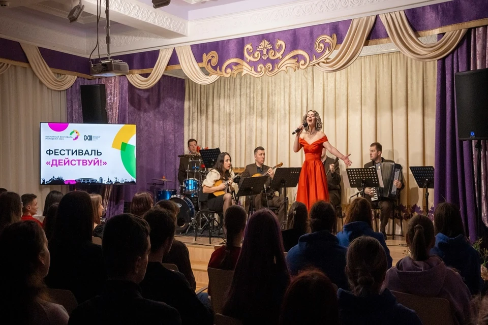 Молодежь ДНР посетила концерт в рамках фестиваля «Действуй!». Фото: Министерство молодежной политики ДНР