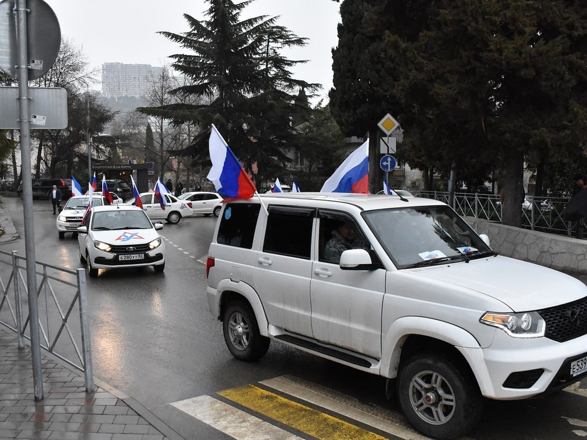 Исполнили гимн России и провели автопробег: Алушта встречает Крымскую весну  - KP.RU