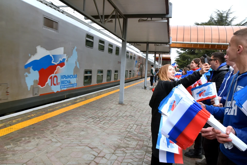 Вагоны поезда «Москва - Симферополь» украшают изображения полуострова в цветах российского триколора.