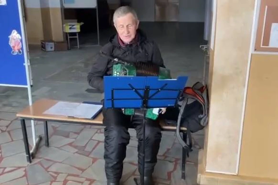 Нижегородец исполнил хит Юрия Шатунова на избирательном участке.