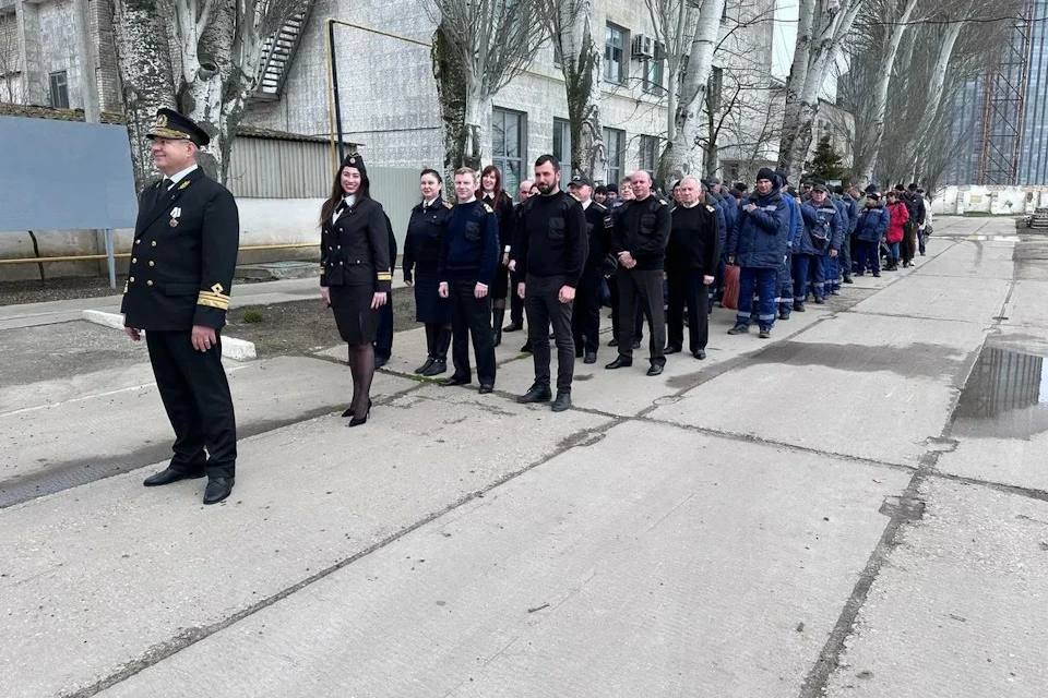 Сотрудники порта пришли на выборы всем дружным коллективом Фото: ЕР