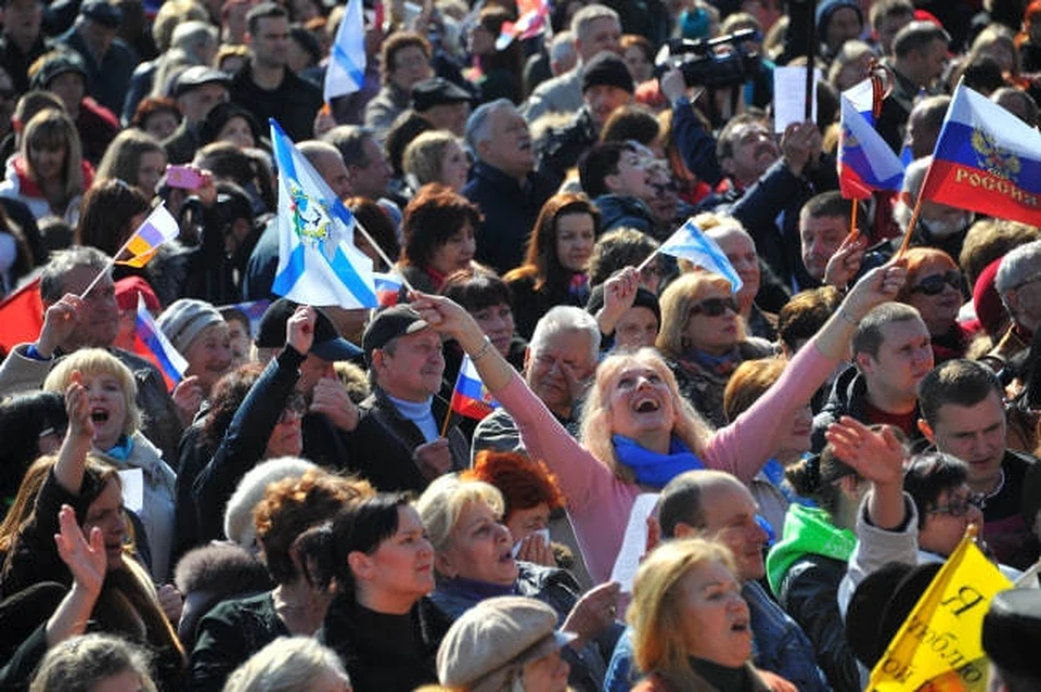 18 марта 2014 года, площадь Нахимова, Севастополь. Прямая трансляция выступления президента РФ Владимира Путина по поводу принятия Крыма и Севастополя в состав РФ. Фото: Архив "КП"