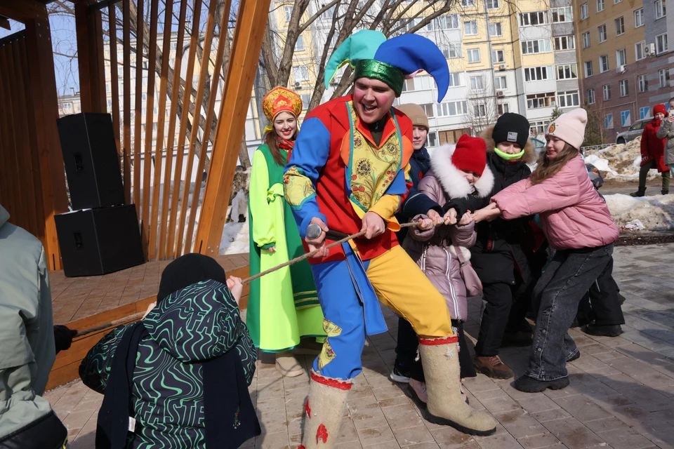 Настроение нижегородцам на Масленицу поднимают весёлые скоморохи.