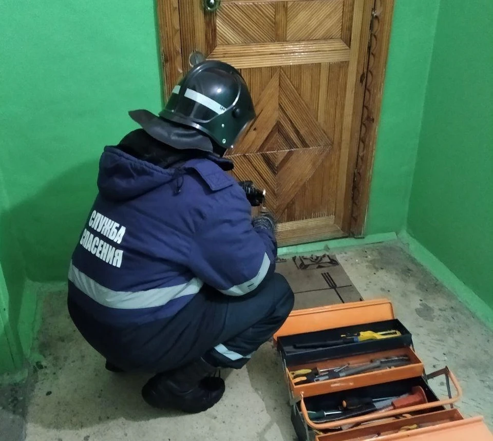 В Ульяновске спасатели помогли попасть в квартиру к пожилому мужчине, упавшему с коляски. Фото управления гражданской защиты