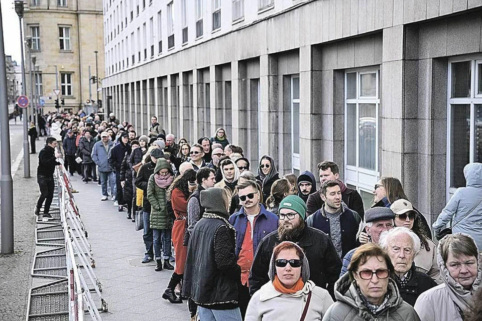 Избиратели выстроились в очередь для голосования в посольстве РФ в Берлине. И похожую картину можно было увидеть во многих мировых столицах. Фото: Annegret Hilse/REUTERS